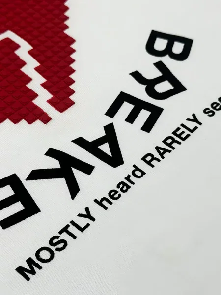 Тениска Mostly Heard Rarely Seen 8-bit със сърца бяло