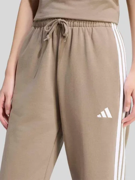 Dresowe spodnie o kroju loose fit z mieszanka bawełny Adidas Sportswear