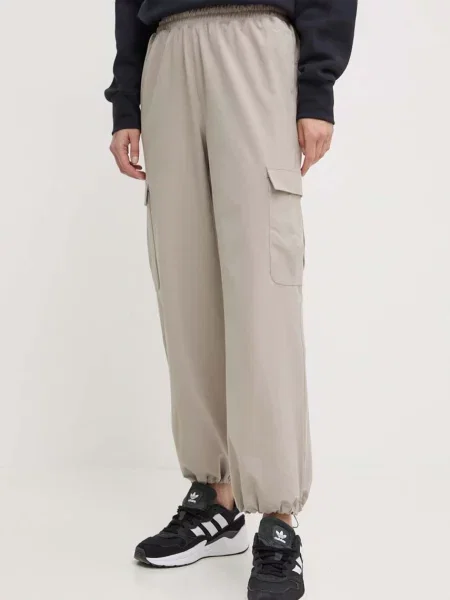 Спортни панталони Under Armour бежово