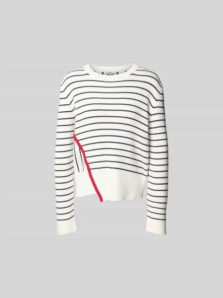 Sweter z imitacji dzianiny Baum & Pferdgarten biały