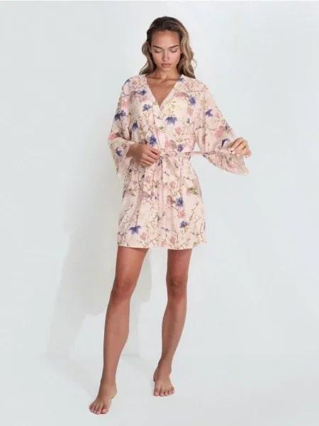 Халат з квітковим візерунком і рожевий