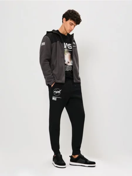 Sinsay Spodnie tapered fit NASA czarny