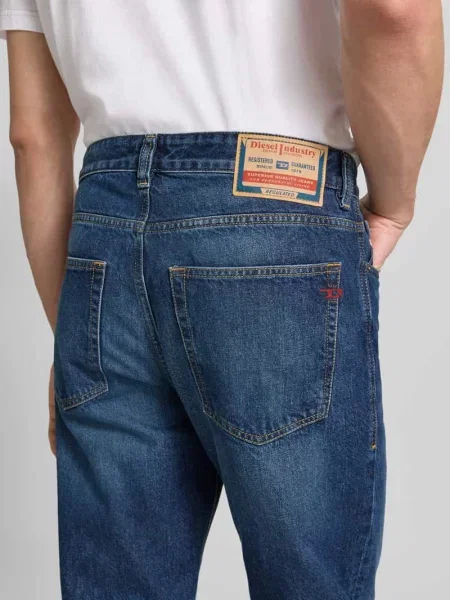 Jeansy straight leg Diesel zwężane niebieskie