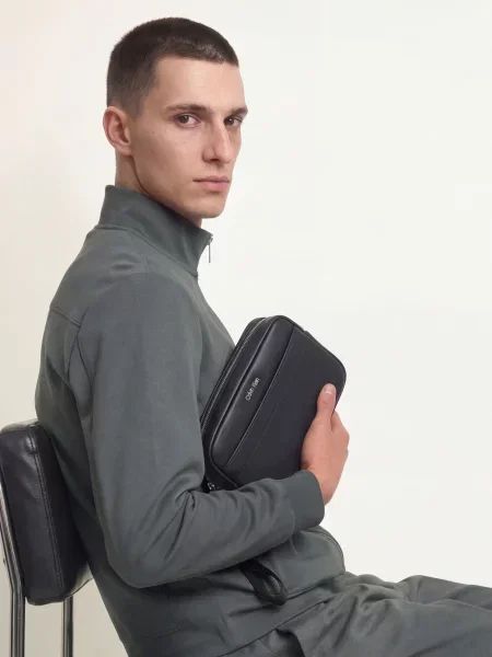 Calvin Klein Toaletní taška RAISED' černá