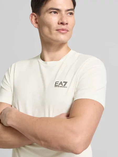 T-shirt z nadrukiem etykiety Ea7 Emporio Armani biała