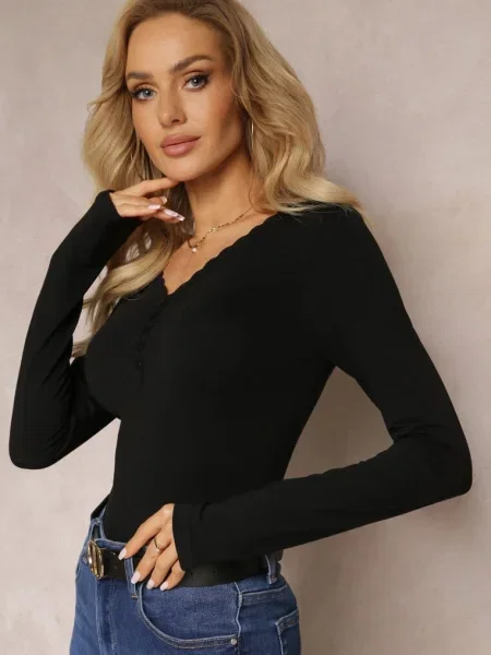 Bluză din decorată cu și dantelă Senura. neagră