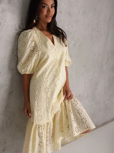 Rochie cu din cu model floral ajurat Bamese galbenă