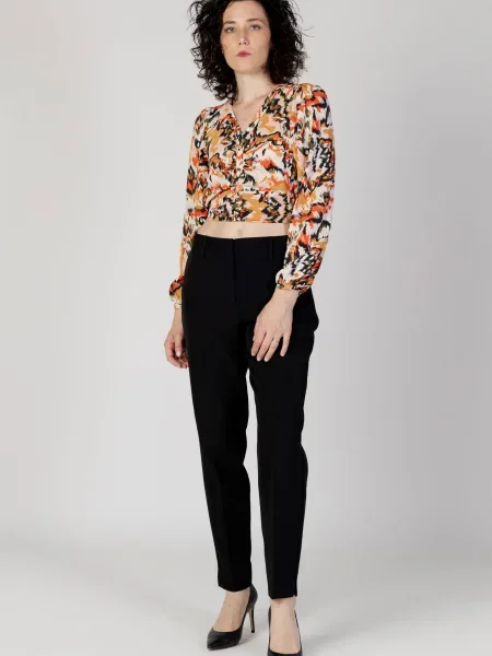 Bluzka Only z długim rękawem o krotszym kroju z dekoltem w serek czarna