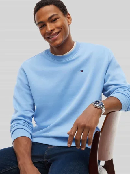 Bluza o kroju regular fit z mieszanki bawełny z wyhaftowanym logo Tommy Jeans niebieska