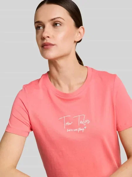 Krój regular fit t-shirt z nadrukiem z logo Tom Tailor