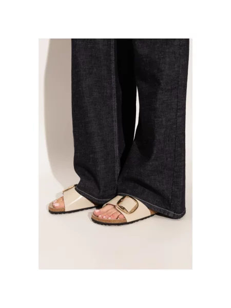 Klapki Birkenstock na sprzączkę na płaskim obcasie beżowe