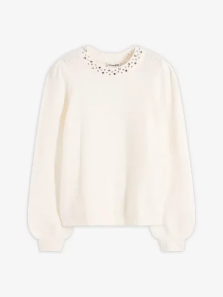Sweter z ozdobnymi falbankami biały