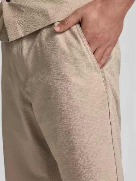 Szorty chinosy o kroju tapered fit z fakturowanym wzorem Boss Orange