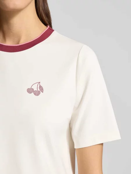 T-shirt o kroju regular fit z obszyciem z kamieni stras Marc Cain biała