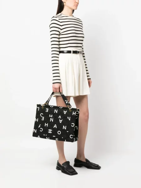 Prošívaná kabelka Chanel Pre-owned s potiskem černá