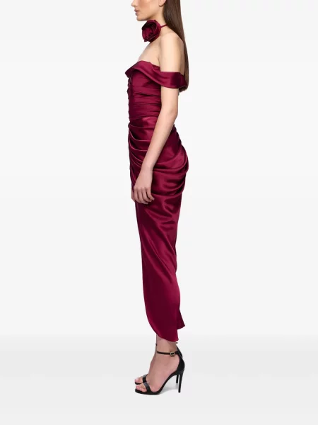 Rochie Ana Radu drapată de costum roșu