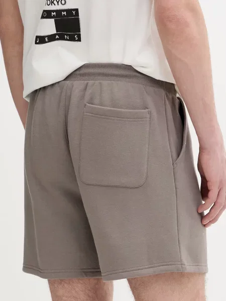 Szorty z bawełnianej mieszanki w kroju regular fit Tommy Jeans brązowe