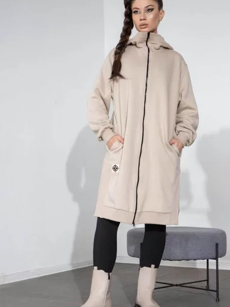 Женская куртка на бежева