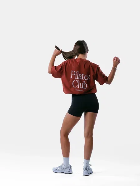 Oversize'owy T-shirt – Pilates Club – ceglasty brązowa