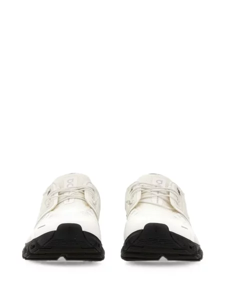 Sneakerși On alb