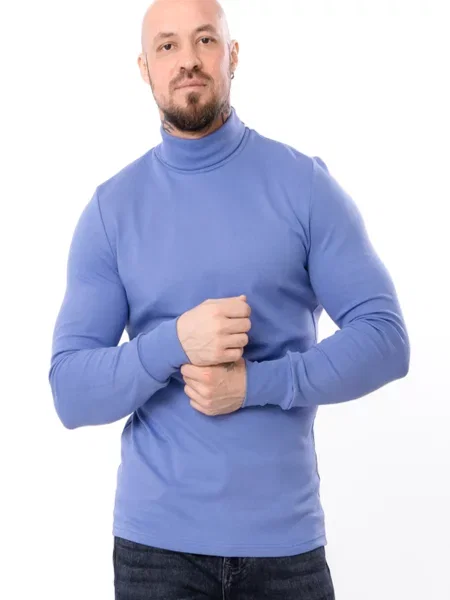 Гольф свитер носи своє голубой