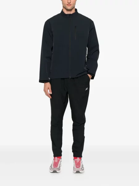 Semišový sportovní top New Balance s výšivkou s kapucí černý