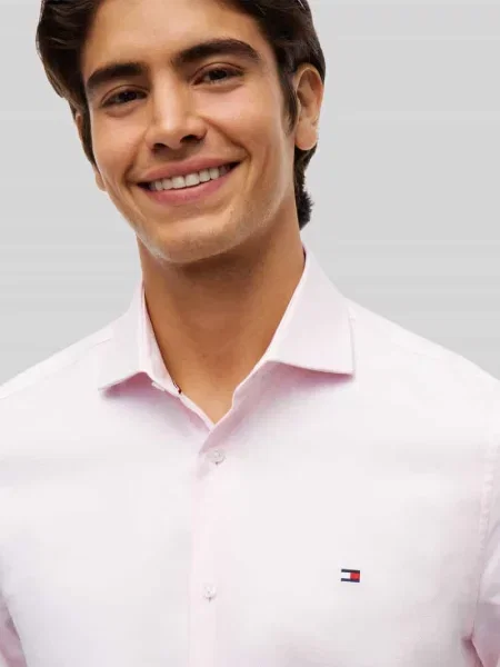 Koszula biznesowa o kroju regular fit z zaokrąglonym dołem Tommy Hilfiger różowa