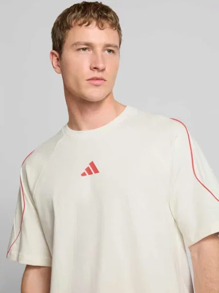 T-shirt z nadrukiem etykiety Adidas Sportswear biała