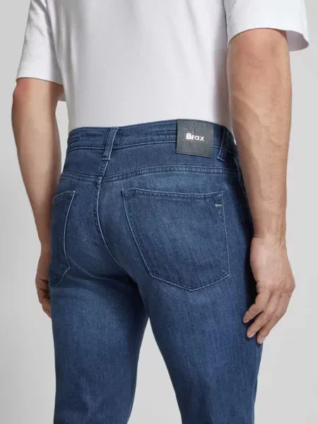 Jeansy o kroju regular fit z mieszanki bawełny z dodatkiem i jedwabiu model Chuck' Brax niebieskie
