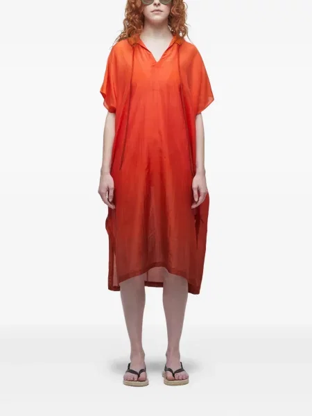 Sukienka midi Osklen z kapturem do kolan garniturowa czerwona