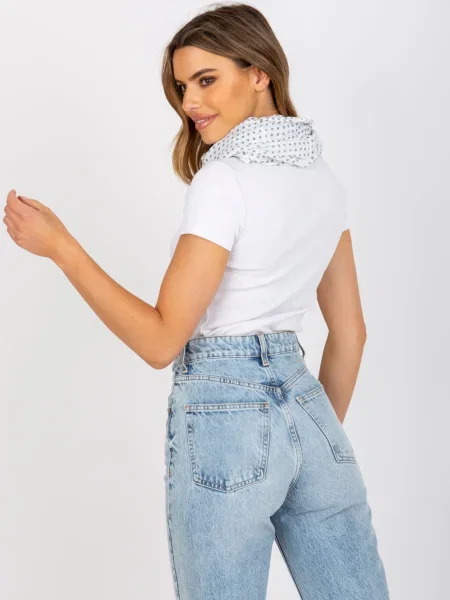 Pikčasti šal Fashionhunters bela