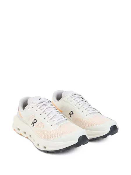 Sneakerși On alb