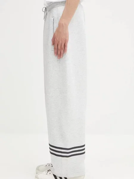 Спортивні штани adidas Originals Neuclassics з аплікацією сірий