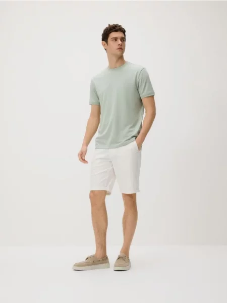 Reserved Pantaloni scurți chino din crem