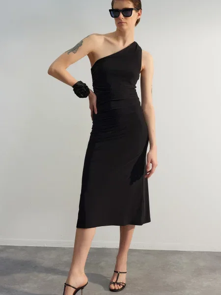Rochie midi Trendyol cu un umăr gol negru
