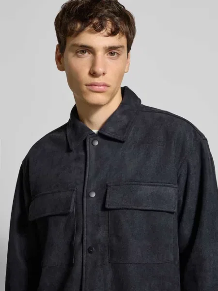 Kurtka o kroju regular fit z imitacji skóry welurowej z z patką na piersi model ‘RAVI’ Only & Sons czarna