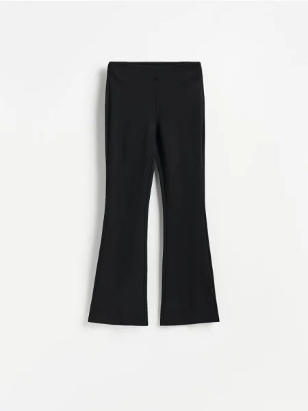 Reserved Pantaloni flare cu adaos de negru