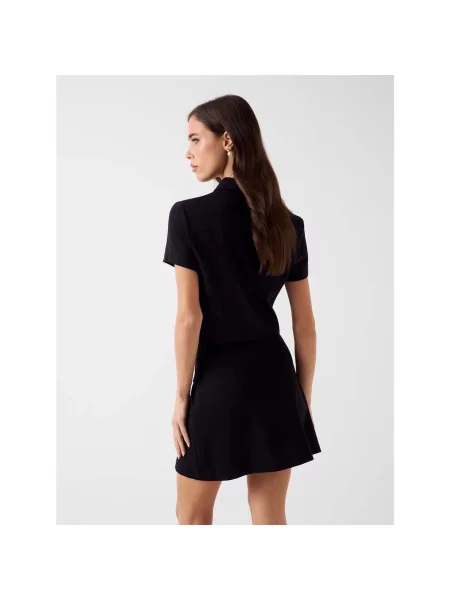Krátky top Guess s krátkymi rukávmi čierna
