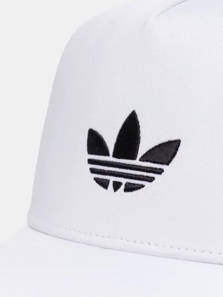 Кепка adidas Originals CURVED TRUCKER з аплікацією білий