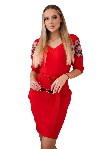 Šaty s křídly na ramenou červené