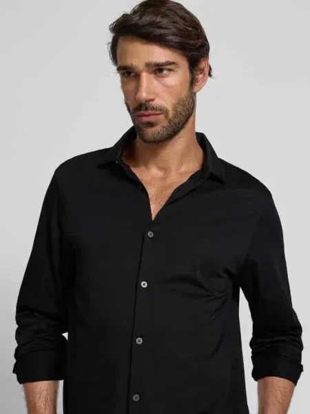 Koszula casualowa o kroju regular fit z kołnierzykiem typu cutaway Armani Exchange czarna