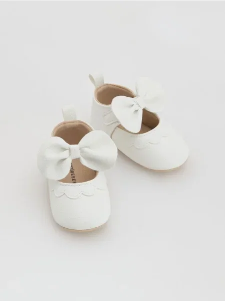 Кожаные балетки Reserved белые