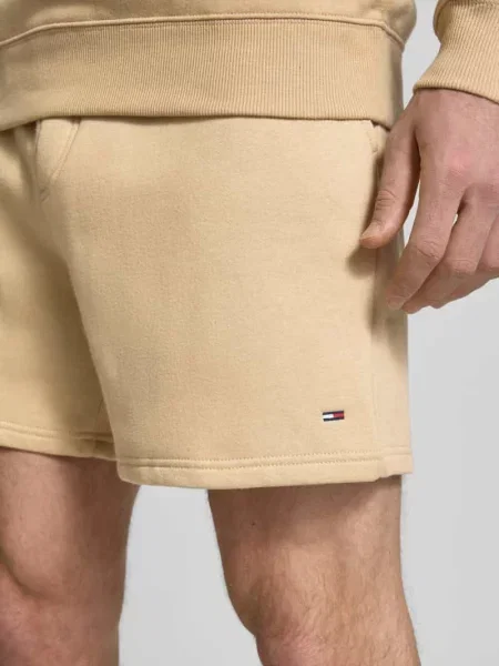 Szorty z bawełnianej mieszanki w kroju regular fit Tommy Jeans beżowe