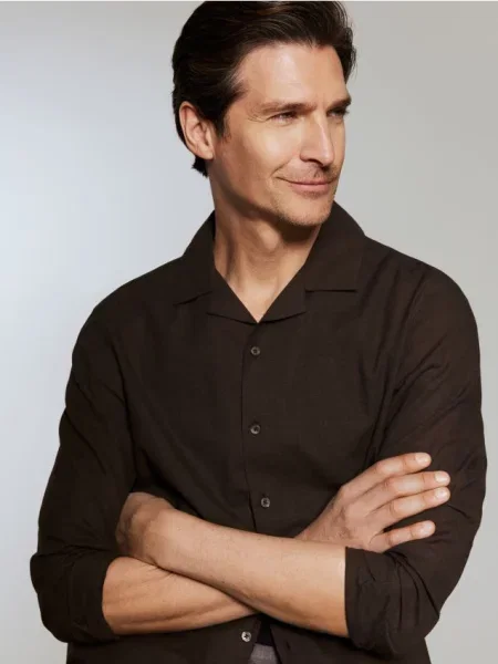 Reserved Cămașă regular cu conținut ridicat de in maro-închis maro