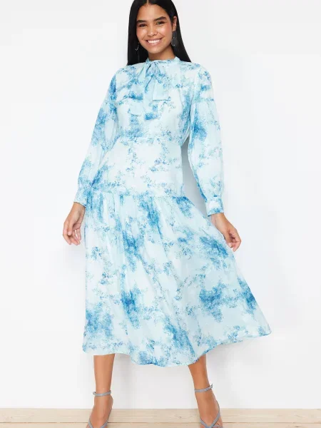Cu centură rochie Trendyol cu model floral albastru