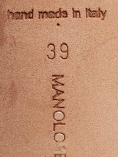 Sandale Manolo Blahnik din piele de lac cu bretele negru
