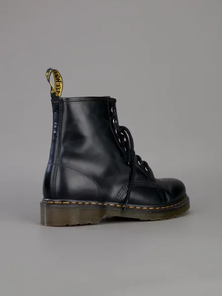 Botine Dr. Martens cu șireturi din dantelă negru