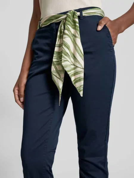 Chinosy o kroju slim fit z dodatkiem Christian Berg Woman