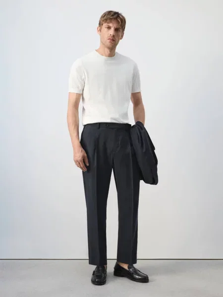 Spodnie regular fit z zaszewkami Mężczyzna 42 MANGO MAN granatowy