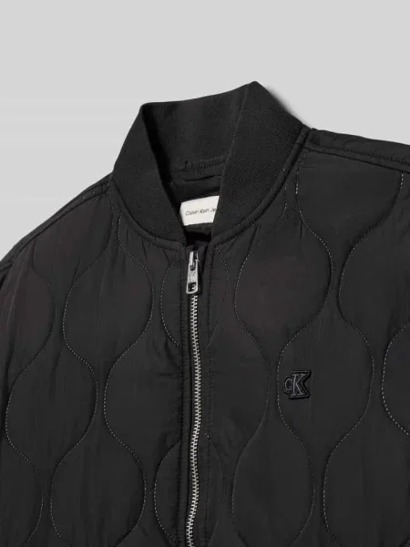 Kurtka pikowana o kroju regular fit z naszywką z logo model ‘Quilted’ Calvin Klein Jeans czarna